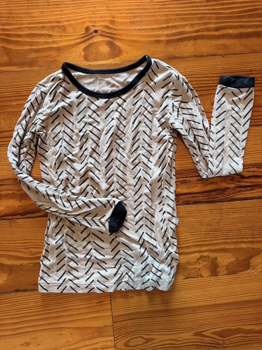 Kyte BABY White Long-Sleeve Pajama Top with Black Chevron Trim